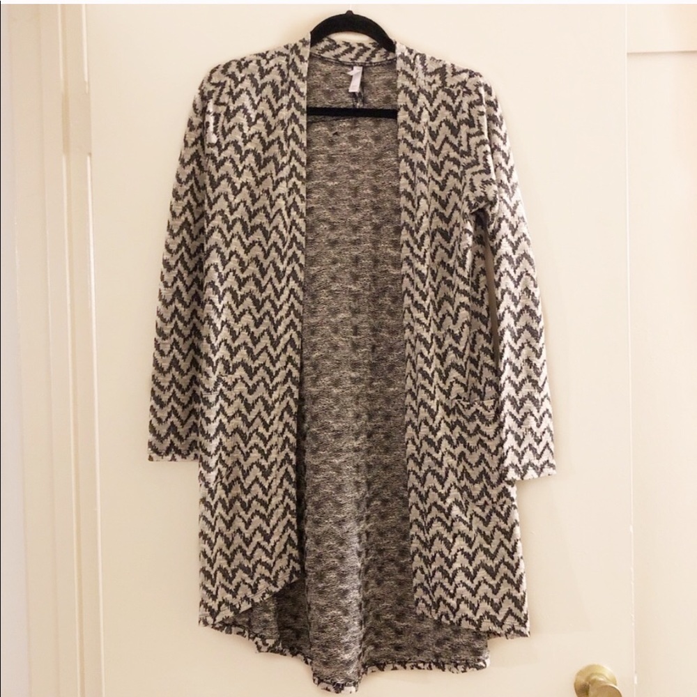 Xhilaration Black & White Kimono